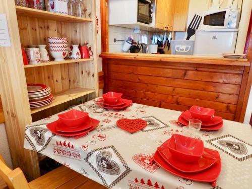 Restoran atau tempat lain untuk makan di Appartement Valfréjus, 1 pièce, 4 personnes - FR-1-468-83