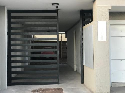 una escalera en una habitación con escalera en Departamentos Alberdi 1, en San Rafael