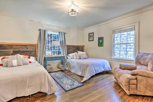 1 Schlafzimmer mit 2 Betten und einem Sofa in der Unterkunft Lexington Vacation Rental 1 Mi to UK! in Lexington