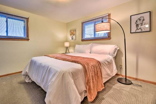 En eller flere senger på et rom på Modern Buffalo Vacation Rental - Near Airport