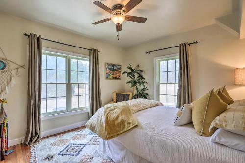 Un dormitorio con una cama y un ventilador de techo. en Fayetteville Apartment about 14 Mi to Atlanta Airport!, en Fayetteville