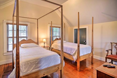 Tempat tidur dalam kamar di Idyllic Houma Vacation Rental on Shared Pond!