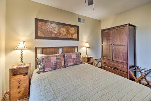 1 dormitorio con 1 cama grande y armario de madera en Home with Hot Tub Near Shenandoah Natl Park! en Front Royal