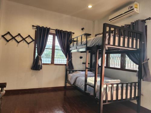 1 dormitorio con 2 literas en una habitación en Blue Moon House - A budget hostel for easy travellers, en Chiang Mai