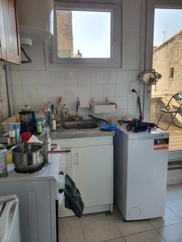 une cuisine avec un évier et un lave-vaisselle dans l'établissement LIBERTE 17/3, à Arles