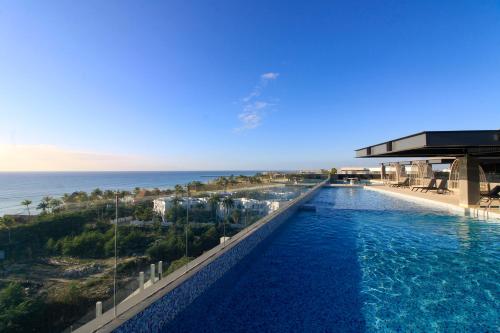 una piscina con vistas al océano en Singular Dream Vacation Rentals en Playa del Carmen