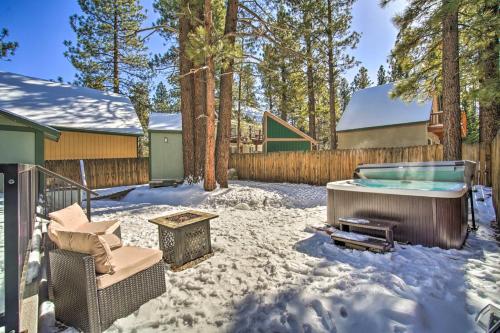 Relaxing Big Bear Cabin with Hot Tub and Fire Pit