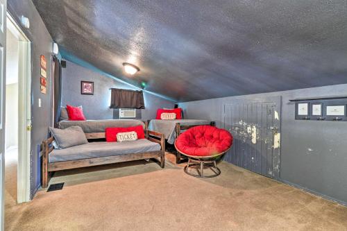 Χώρος καθιστικού στο Lakefront Home with Point Venture Golf Access!