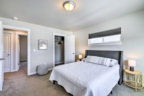 Un pat sau paturi într-o cameră la Belgrade Vacation Rental with Mountain Views!