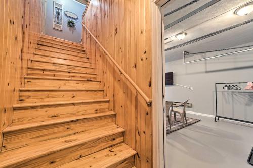 klatka schodowa w domu z drewnianymi panelami w obiekcie Lovely Elmira Cabin with Deck, 18 Mi to Gaylord 