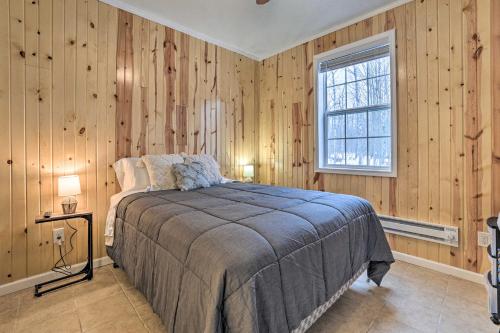 Lovely Elmira Cabin with Deck, 18 Mi to Gaylord tesisinde bir odada yatak veya yataklar