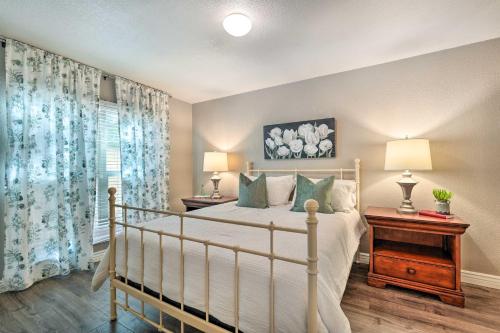 ein Schlafzimmer mit einem Bett, zwei Lampen und einem Fenster in der Unterkunft Scottsdale Home with Private Heated Pool in Phoenix