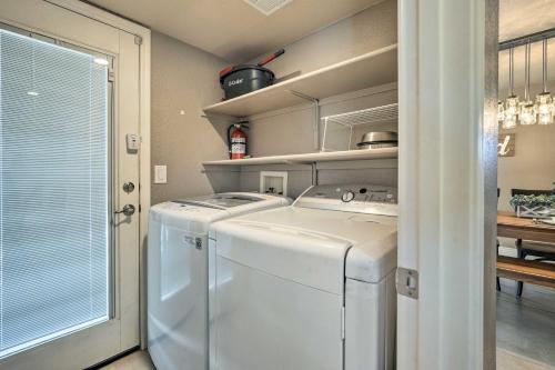 eine weiße Waschmaschine und ein Trockner in einer Waschküche in der Unterkunft Scottsdale Home with Private Heated Pool in Phoenix
