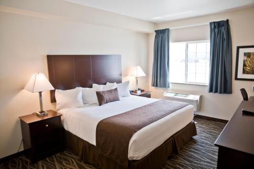a hotel room with a large bed and a window at Cobblestone Inn & Suites -Clarinda in Clarinda