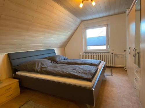 Giường trong phòng chung tại Charmantes Ferienhaus Gernrode/ Harz, Balkon, Grill, 2 Schlafzimmer