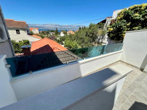 einen Balkon mit Stadtblick in der Unterkunft Villa Sofija in Supetar