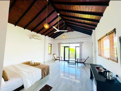 1 dormitorio con 1 cama y escritorio en una habitación en Ashansa Lagoon Resort, en Tangalle