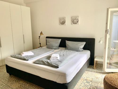 ein Schlafzimmer mit einem großen Bett, auf dem zwei Handtücher liegen in der Unterkunft Werderapartment, FeWo und DZ in Werder