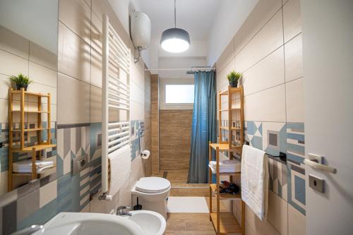 ナポリにあるCasa Vacanze Partenopeのバスルーム(トイレ、洗面台付)