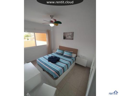 Postel nebo postele na pokoji v ubytování Los Cristianos Cris Sol WiFi Pool