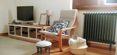 A television and/or entertainment centre at Shui wu, la casita del agua