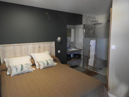 Saint-GermainLe relais saint germain的一间卧室配有一张床,浴室设有淋浴。