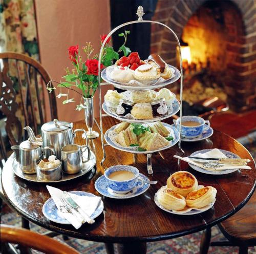 une table recouverte d'assiettes de nourriture et de tasses de café dans l'établissement Maids Guest Rooms, à Kew