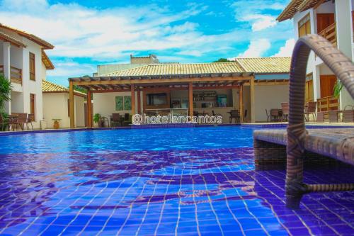 - une piscine dans une villa avec toboggan dans l'établissement Encantos de Itaperapuã, à Porto Seguro