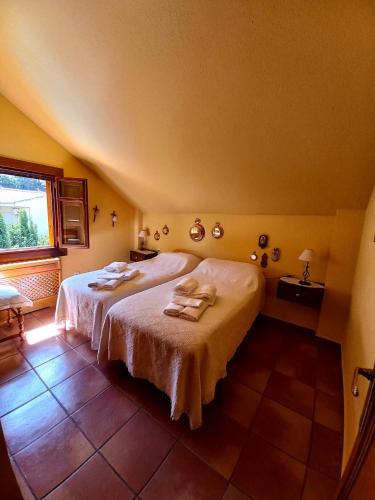 a bedroom with two beds with towels on them at EL REFUGIO DE GORIZ in La Iruela