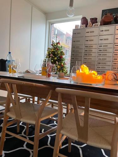 a dining room table with oranges and a christmas tree at OEVER51: Slapen aan het water in Aalst