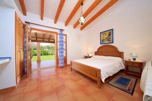 ポルト・ダ・ポリェンサにあるCatalunya Casas Charming villa with pool walking distance to beach!のベッドルーム1室(ベッド1台付)、