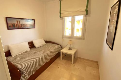 A bed or beds in a room at Novo Sancti Petri, La Barrosa, 2 Beds Room Apartamento by Chiclana Dreams