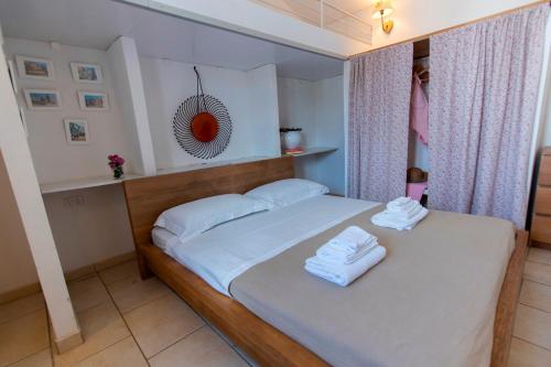 1 dormitorio con 1 cama con toallas en Casa Papavero, en San Michele Salentino