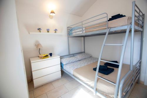 1 dormitorio con 2 literas y escalera en Casa Papavero, en San Michele Salentino