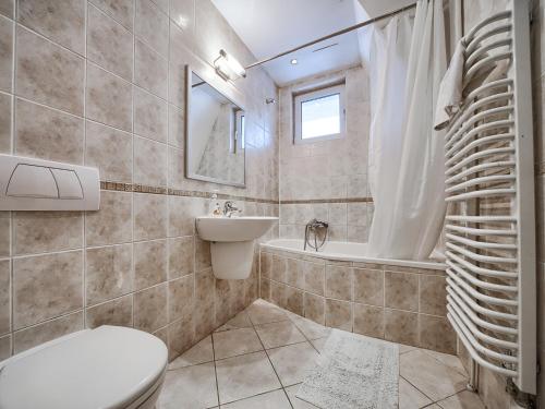 ザコパネにあるVisitZakopane - Nosal Apartmentのバスルーム(トイレ、洗面台、バスタブ付)