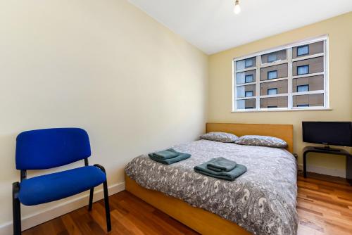 En eller flere senger på et rom på Spacious 2 Bedroom Apartment in Ealing Broadway