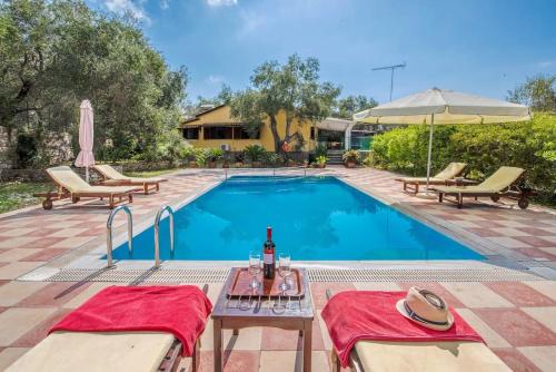 Bazén v ubytování Olive Tree Villa nebo v jeho okolí