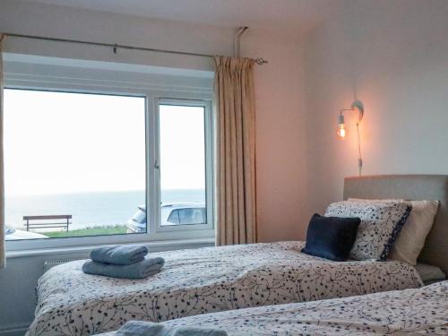 - une chambre avec 2 lits et une fenêtre donnant sur l'océan dans l'établissement Sea View, à Mevagissey