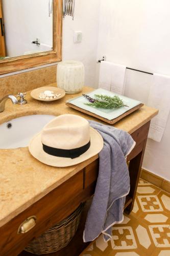 a bathroom with a hat sitting on a sink at Monte Do Areeiro in Coruche