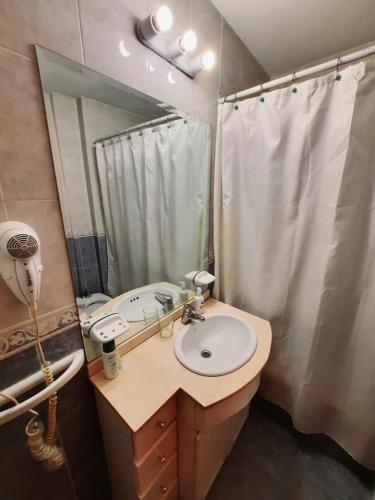 y baño con lavabo y espejo. en Torre Jacarandá de Buenos Aires en Buenos Aires