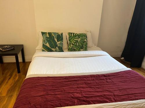 Una cama o camas en una habitación de Dayrooms