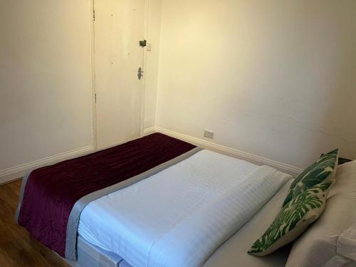 a small bedroom with a bed in a room at Dayrooms in Norbury