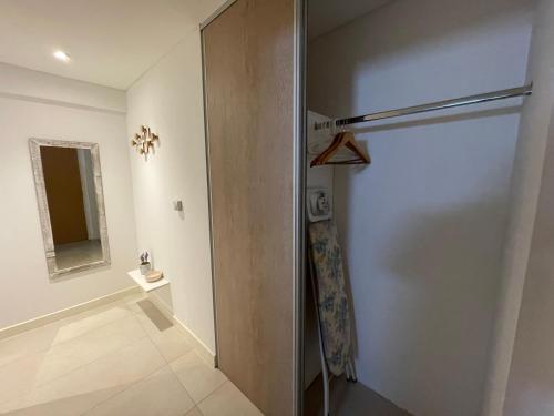 una puerta de ducha de cristal en una habitación con espejo en Lovely studio in Alto Palermo 4A en Buenos Aires