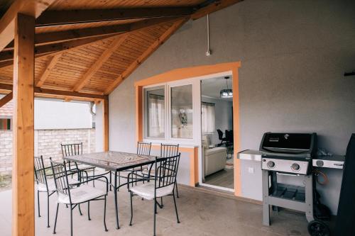 帕利克的住宿－Tulip Guest House I.，一间带桌椅和炉灶的用餐室