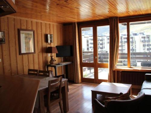 Appartement Tignes, 2 pièces, 6 personnes - FR-1-449-71にあるテレビまたはエンターテインメントセンター