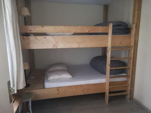 quelques lits superposés dans une chambre dans l'établissement Tignes : 2 pièces, proche pistes, WIFI, animaux admis - FR-1-449-164, à Tignes