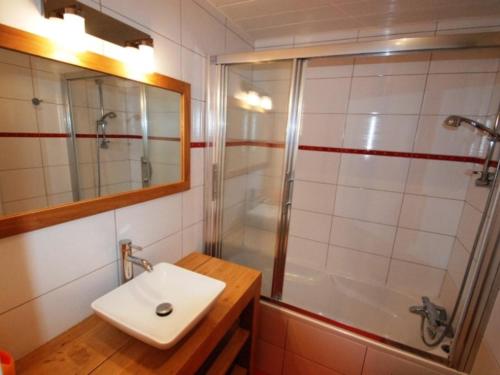 une salle de bain avec un lavabo et une douche dans l'établissement Tignes : 2 pièces, proche pistes, WIFI, animaux admis - FR-1-449-164, à Tignes