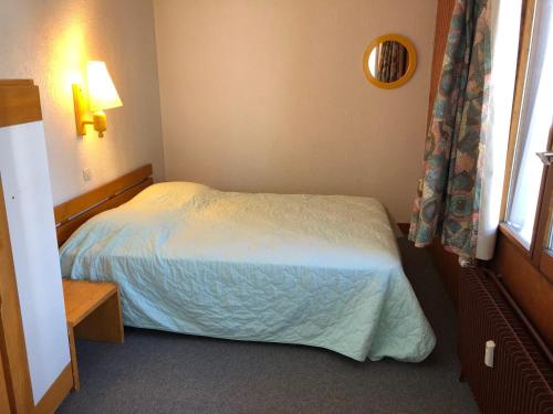 een kleine slaapkamer met een bed en een raam bij Appartement Tignes, 2 pièces, 4 personnes - FR-1-449-160 in Tignes
