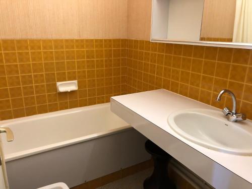 une salle de bain avec un lavabo et une baignoire dans l'établissement 2 pièces à Tignes avec Wifi à 500m des pistes - FR-1-449-160, à Tignes