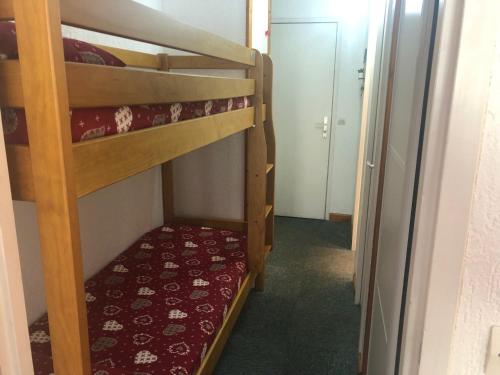 une chambre avec deux lits superposés dans une pièce dans l'établissement Studio 3 Étoiles à Tignes - Balcon Sud/Ouest, WIFI, TV, Idéal 4 Pers - FR-1-449-165, à Tignes